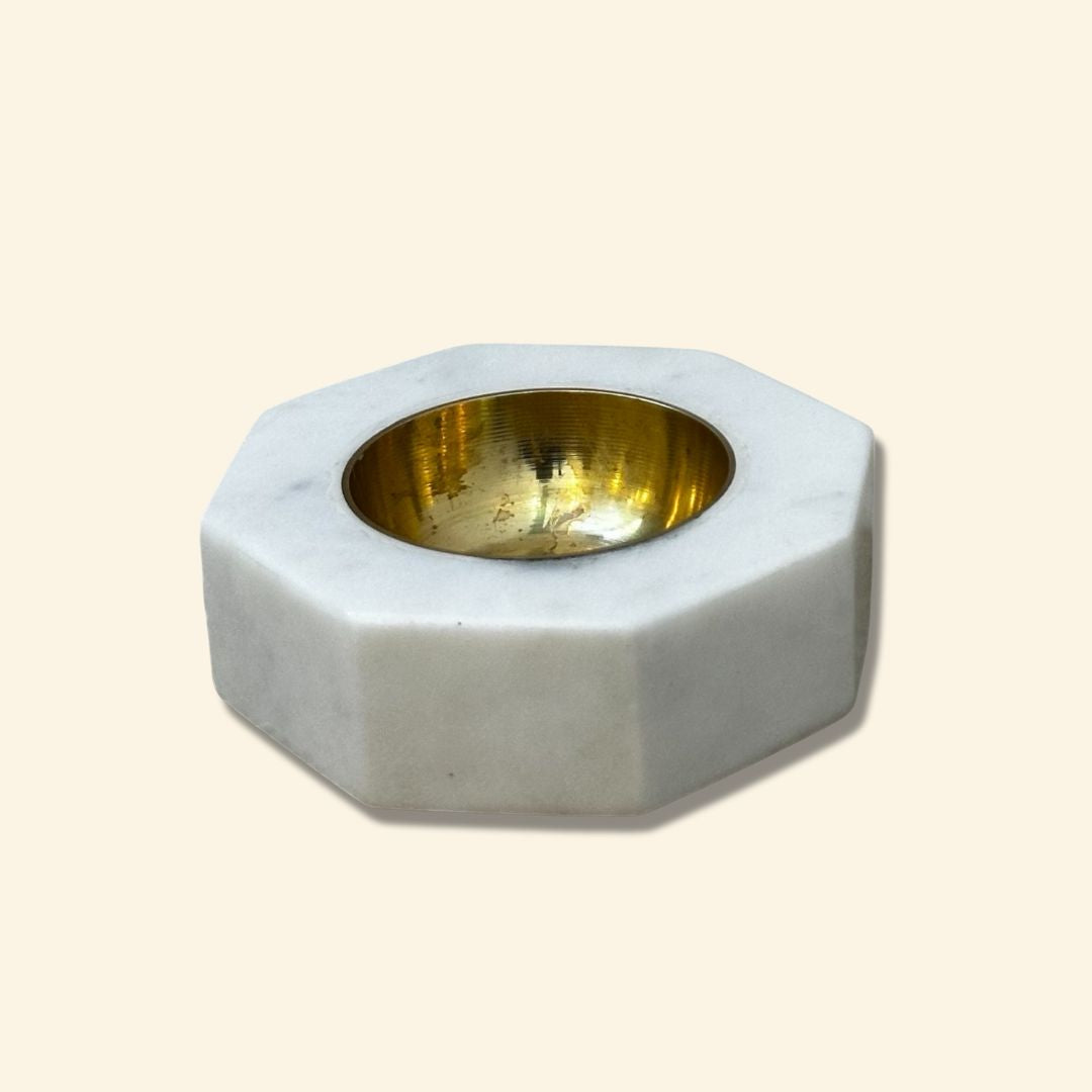 Candelabro hexagonal de metal color dorado y mármol blanco | Decoración moderna