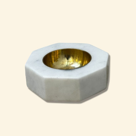 Candelabro hexagonal de metal color dorado y mármol blanco | Decoración moderna